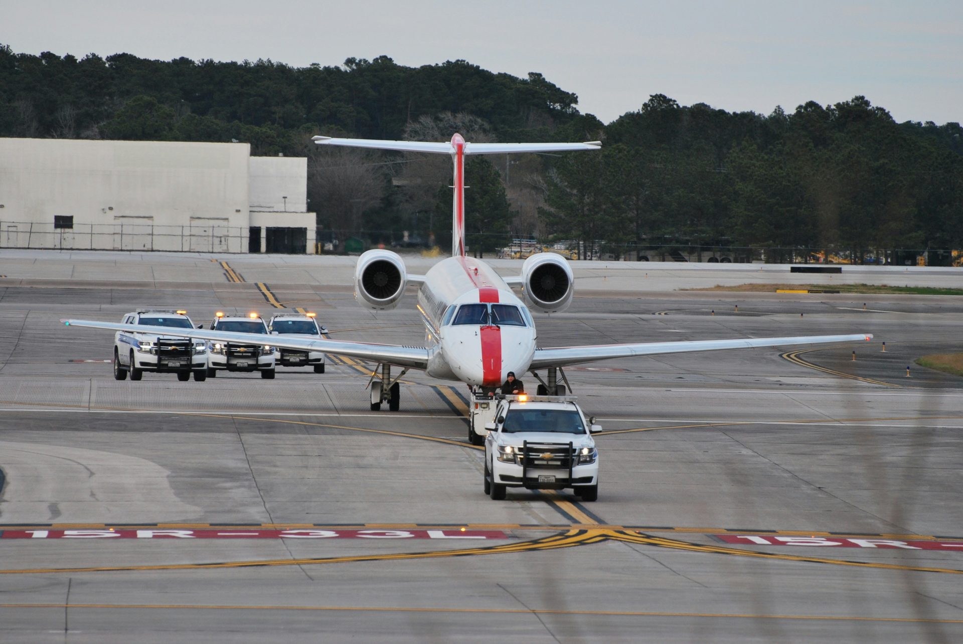 un gros avion de ligne posé sur une piste d'aéroport